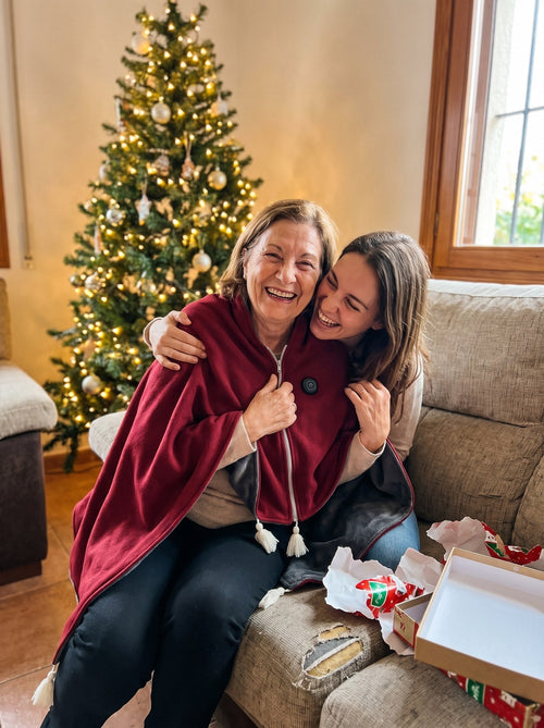 Madre e hija con el chal granate de regalo en Navidad